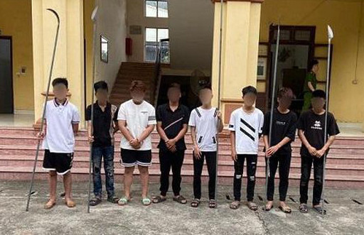 Hà Nội: Bắt nhóm thanh niên cầm hung khí, bốc đầu xe máy trên đường Ha Noi: Bat nhom thanh nien cam hung khi, boc dau xe may tren duong