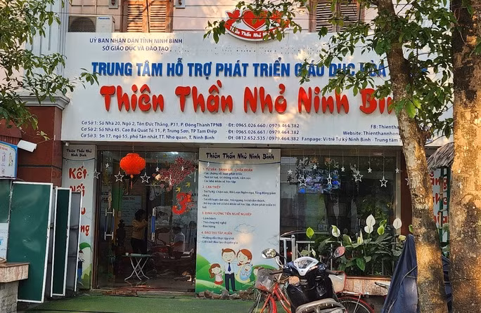  Nữ giáo viên tát vào mặt học sinh 4 tuổi: Ngày 23/3, Trung tâm Hỗ trợ phát triển giáo dục hòa nhập Thiên Thần Nhỏ Ninh Bình (phường Đông Thành, TP Ninh Bình, tỉnh Ninh Bình) đã có quyết định chấm dứt hợp đồng lao động với cô giáo Trịnh Thị Hồng Hạnh do có hành vi tát học sinh, gây bức xúc dư luận. Trước đó, một học sinh khoảng 4 tuổi của trung tâm bị cô Hạnh tát vào mặt trong quá trình rèn luyện kỹ năng cho trẻ. Sự việc đã gây bức xúc dư luận. 