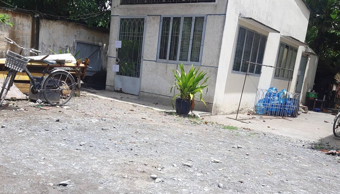  Bé gái 1 tuổi tử vong do bạo hành ở TP HCM: Ngày 27/5/2022, Công an phường Tân Tạo, quận Bình Tân, TP HCM tiếp nhận tin báo của Bệnh viện quận Bình Tân về việc bé gái T.N.T.K. (1 tuổi, ngụ đường Lê Đình Cẩn, phường Tân Tạo) tử vong trước khi đến bệnh viện. Qua làm việc, chị Sơn Hồng V. (SN 1985, mẹ ruột bé K.) cho biết, sáng cùng ngày, chị gửi bé K. cho cháu của mình là Hứa Thị Kim Trang (22 tuổi, quê Sóc Trăng) để trông giữ. Làm việc với công an, Trang thừa nhận do bực tức vì cháu K. ho và ói sữa nhiều lần nên đã dùng tay đánh nhiều lần vào vùng bụng của cháu K. dẫn đến tử vong. (Nơi xảy ra sự việc)