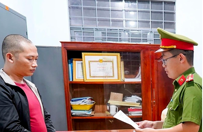  Bé gái 7 tuổi ở Bình Phước bị cha dượng đánh đập dã man: Ngày 29/7/2022,Công an huyện Đồng Phú (tỉnh Bình Phước) đã bắt tạm giam Trần Thanh Tú (SN 1999, ngụ xã Tân Hòa, huyện Đồng Phú) để điều tra hành vi hành hạ con riêng của vợ. Quá trình sống chung, thấy bé Y. thường nghịch đồ dùng cá nhân của Tú và biếng ăn nên Tú nhiều lần đánh bé gái gây thương tích, bầm tím cơ thể.