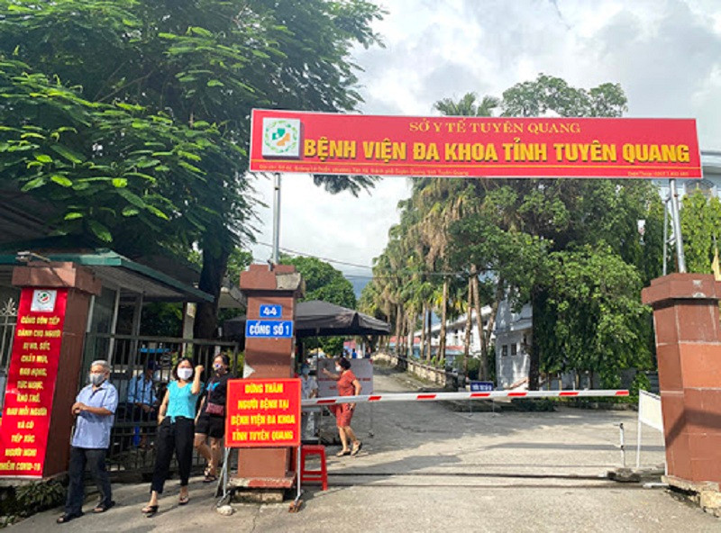 Bảo vệ đã nhắc nhở đeo khẩu trang phòng chống dịch, nhưng 2 người nhà người bệnh không thực hiện và có phản ứng gay gắt dẫn đến xô xát, đánh lộn. Nhân viên y tế đã can ngăn và đưa người bệnh vào khám bệnh, đồng thời liên hệ ngay với công an phường Tân Hà đến giải quyết. Sau vụ việc, Bệnh viện đã quyết định chấm dứt hợp đồng với Công ty TNHH Dịch vụ bảo vệ Phương Đông STC. Tuy nhiên, theo các chuyên gia, nguyên nhân sâu xa nằm ở chỗ kỹ năng xử lý tình huống của cả hai bên đều rất hạn chế, tính ích kỷ và sự thiếu hiểu biết pháp luật khiến cho các bên đều gặp rắc rối.