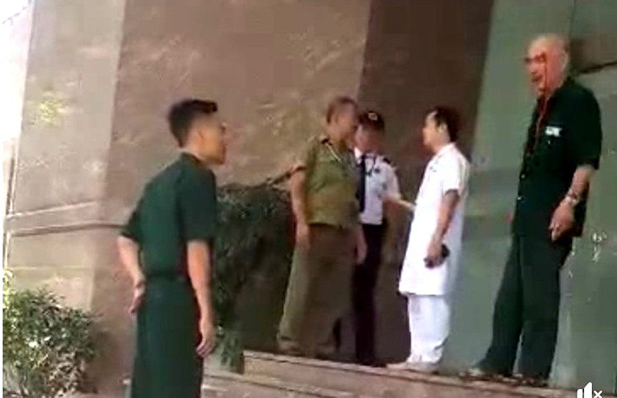 Bảo vệ Bệnh viện Trung ương 108 xô xát với người nhà bệnh nhân: Ngày 8/7/2019, người đàn ông cho rằng bị bảo vệ của Bệnh viện Trung ương Quân đội 108 "làm khó dễ" ngăn cản khi ông muốn đưa bệnh nhân ra cổng mua mũ bảo hiểm. Hai bên tranh cãi, ông này bị bảo vệ Bệnh viện đánh chảy máu đầu. Theo đại diện Bệnh viện, bệnh nhân mà người đàn ông này định đưa ra ngoài đang bị thương ở đầu, đang điều trị ở viện. Quy định của viện là "người bệnh không được mặc quần áo bệnh nhân ra khỏi đơn vị". Do đó hai nhân viên bảo vệ bệnh viện đã ngăn không cho đưa bệnh nhân ra ngoài. 