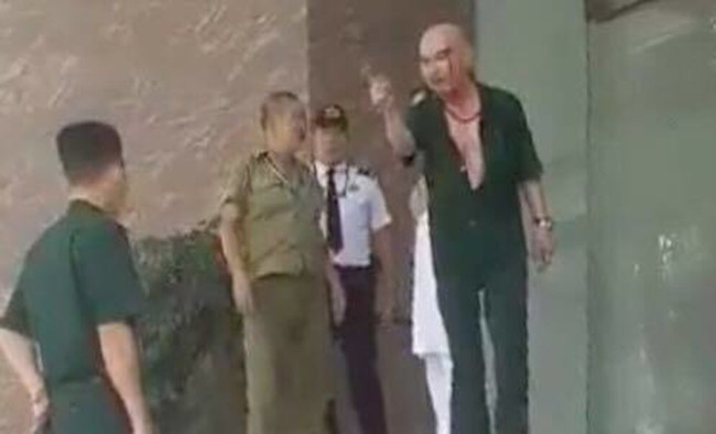 Sau khi được linh động giải quyết ra khỏi cổng mua mũ, khoảng 10 phút sau ông cùng một người bạn khác dẫn bệnh nhân quay lại bệnh viện. Vẫn còn bức xúc, hai ông này tiếp tục tranh cãi với bảo vệ dẫn đến xô xát. Phía bệnh viện cho rằng, người nhà bệnh nhân đã hành động trước. Sau sự việc, các bác sĩ đã xử lý vết thương cho người nhà bệnh nhân. Bệnh viện 108 đã lập biên bản, kiểm điểm hai nhân viên bảo vệ và đánh giá họ "chưa có nhiều kinh nghiệm xử lý tình huống".