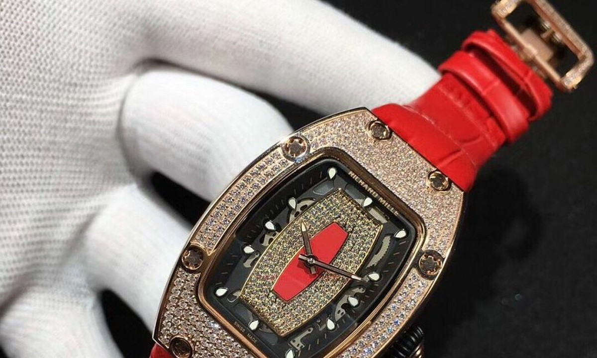  Nữ giúp việc trộm đồng hồ 3,5 tỷ đem bán 630 triệu: Tháng 1/2021, Nguyễn Thị Phương Lâm (quê Phú Thọ) đến làm giúp việc theo giờ cho gia đình chị T.T.H.M. (33 tuổi, ở Ba Đình, Hà Nội). Trong lúc dọn dẹp phòng ngủ của chị M., Lâm làm rơi một số hộp trang sức nên thấy trong chiếc hộp màu cam có một túi xách bên trong có một đồng hồ. Lâm đã lấy trộm và đem đi bán được 630 triệu đồng. Ngày 8/12/2021, TAND TP Hà Nội tuyên phạt bị cáo Lâm 3 năm tù. (Ảnh minh hoạ)