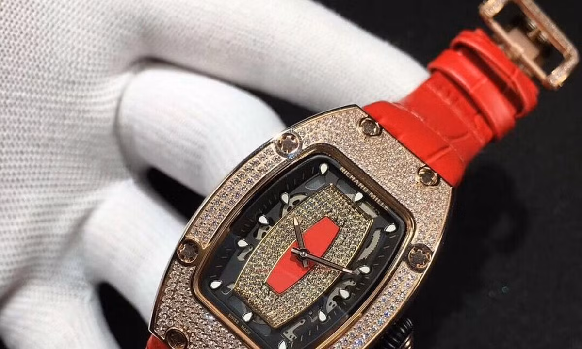  Nữ giúp việc trộm đồng hồ 3,5 tỷ đem bán 630 triệu: Tháng 1/2021, Nguyễn Thị Phương Lâm (quê Phú Thọ) đến làm giúp việc theo giờ cho gia đình chị T.T.H.M. (33 tuổi, ở Ba Đình, Hà Nội). Trong lúc dọn dẹp phòng ngủ của chị M., Lâm làm rơi một số hộp trang sức nên thấy trong chiếc hộp màu cam có một túi xách bên trong có một đồng hồ. Lâm đã lấy trộm và đem đi bán được 630 triệu đồng. Ngày 8/12/2021, TAND TP Hà Nội tuyên phạt bị cáo Lâm 3 năm tù. (Ảnh minh hoạ)