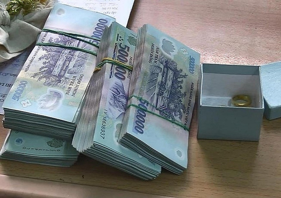  Nữ giúp việc mở két trộm tiền, vàng của chủ nhà: Trong lúc dọn dẹp, Trần Thị Phưởng (ngụ tỉnh Bình Dương) thấy chủ nhà là bà Nguyễn Thị P.N. (ngụ TP Thủ Dầu Một, tỉnh Bình Dương) sơ hở không cất chìa khóa két sắt, nổi lòng tham nên Phưởng đã mở két sắt lấy trộm 277 triệu đồng và một số lượng lớn vàng. Ngày 21/5/2019, Công an TP Thủ Dầu Một đã bắt giữ Phưởng. 