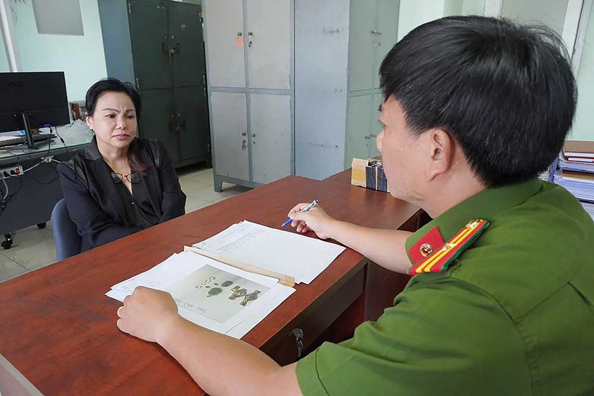  Nữ giúp việc trộm két sắt chứa tài sản 3,4 tỷ đồng: Võ Thị Ngọc Quyền (47 tuổi, ngụ quận 7, TP HCM) là nhân viên dọn vệ sinh tại công ty L. (trụ sở tại khu dân cư Him Lam, xã Bình Hưng, huyện Bình Chánh) do ông L.S (68 tuổi, quốc tịch Hồng Kông) làm Giám đốc. Quyền để ý trong phòng làm việc của ông S có 1 tủ gỗ không khoá, bên trong chứa két sắt nhỏ được thiết kế cố định vào tủ. Khi ông S đi vắng, Quyền đã thuê người phá két sắt lấy tổng tài sản khoảng 3,4 tỷ đồng. Ngày 8/4, Công an TP HCM đã tạm giữ Võ Thị Ngọc Quyền để điều tra, làm rõ.