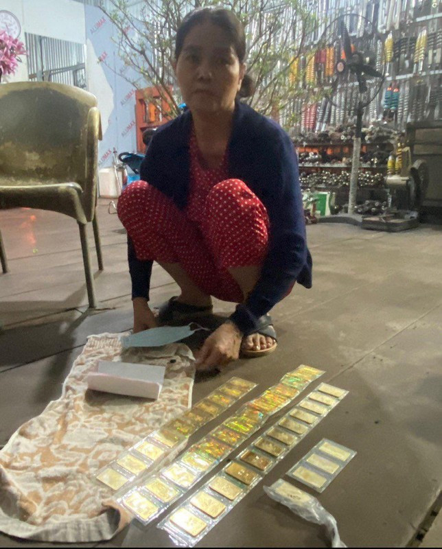  Người giúp việc trộm của chủ nhà hơn 47 lượng vàng: Do vay mượn tiền ở quê nên khi thấy chủ nhà tại chung cư Lexington số 65-67 Mai Chí Thọ (phường An Phú, TP Thủ Đức, TP HCM) để tài sản hớ hênh, Nguyễn Thị Phân (51 tuổi, ngụ tỉnh An Giang) đã lấy trộm 47 lượng vàng để tiêu xài và trả nợ. Ngày 17/2, Phòng Cảnh sát hình sự, Công an TP HCM đã bắt giữ Phân, thu hồi hơn 43 lượng vàng và hơn 51 triệu đồng. 