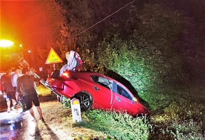 Ha Tinh: O to lao xuong ho nuoc ven duong, 2 nguoi tu vong