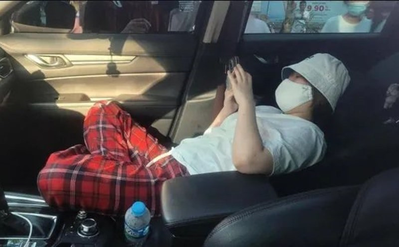 Nu tai xe co thu trong xe sau vuot den do: Xu ly the nao?