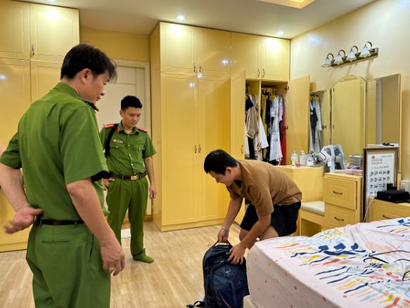 Sau thời gian lập chuyên án, cán bộ chiến sĩ thuộc Công an TP.HCM đã đồng loạt khám xét 3 công ty nói trên. Tại đây, lực lượng chức năng đã bắt giữ nhiều người cùng các tài liệu chứng cứ phục vụ công tác điều tra.