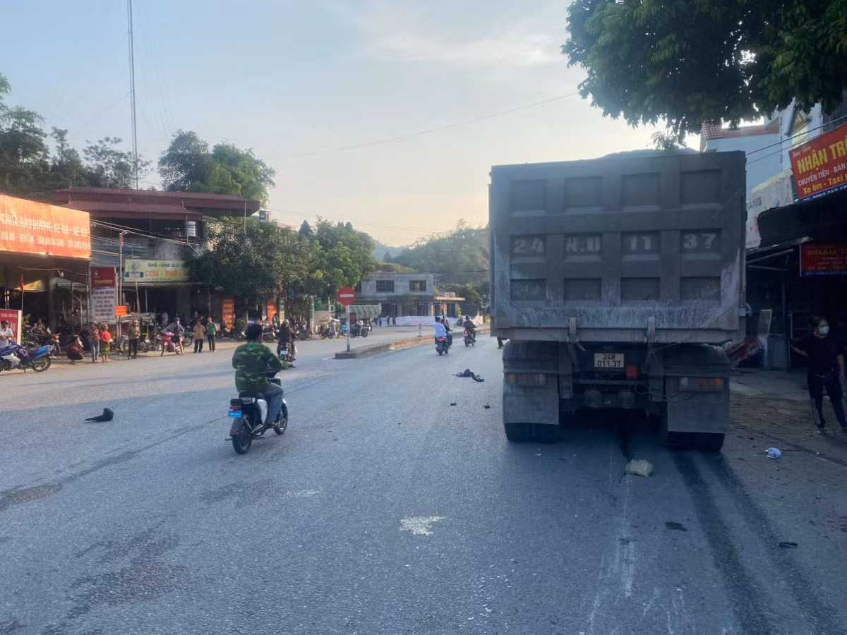 Xe máy va chạm ô tô đầu kéo, 3 người thương vong ở Lào Cai Xe may va cham o to dau keo, 3 nguoi thuong vong o Lao Cai