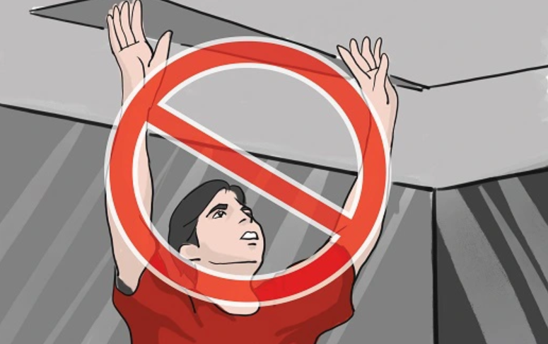 Không thoát nạn qua cửa nóc thang máy: Trong thời gian chờ sự trợ giúp từ bên ngoài, bạn không nên tìm cách mở cửa trên nóc thang và thoát nạn qua đó. Vì bạn rất dễ bị trượt, ngã dẫn đến những chấn thương hoặc bị rơi xuống giếng thang gây nguy hiểm đến tính mạng. 