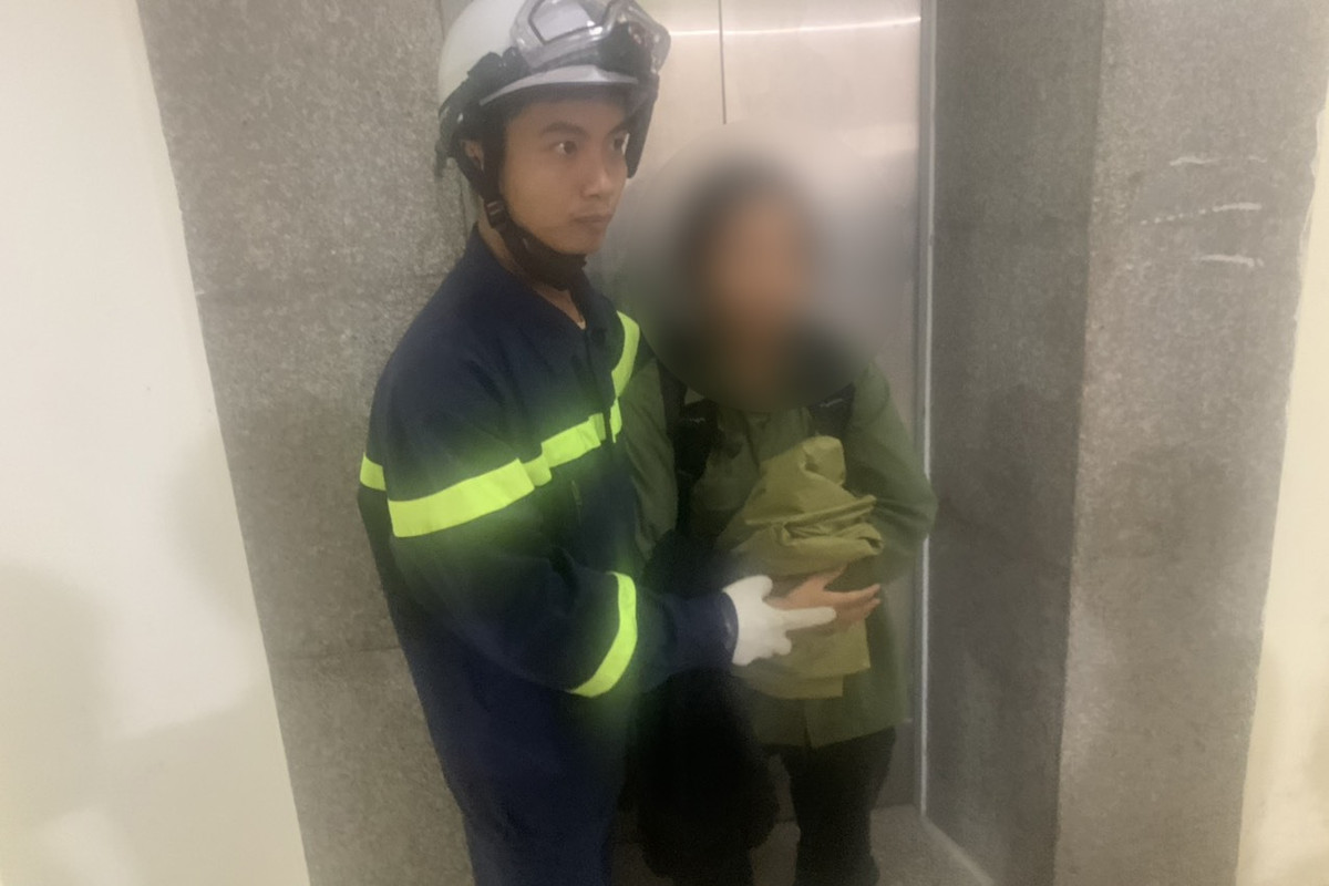 Một trường hợp hy hữu khác, khoảng 6h40 ngày 10/10/2022, Công an quận Bắc Từ Liêm (Hà Nội) nhận được tin báo có vụ kẹt thang máy xảy ra ở tòa nhà CT1 B2, Khu đô thị Thành phố giao lưu. Thời điểm trên, trong thang có nữ sinh N.L.V (15 tuổi, cư dân ở tầng 14 tòa nhà). Nhận tin báo, Công an quận Bắc Từ Liêm đã xuất 3 xe chuyên dụng cùng 14 chiến sĩ đến hiện trường để cứu hộ, cứu nạn. Khu vực thang máy bị kẹt nằm giữa tầng 10 và 11 của tòa nhà. Cảnh sát phải dùng thiết bị nghiệp vụ để đưa thang xuống tầng gần nhất và giải cứu nạn nhân mắc kẹt ra ngoài.