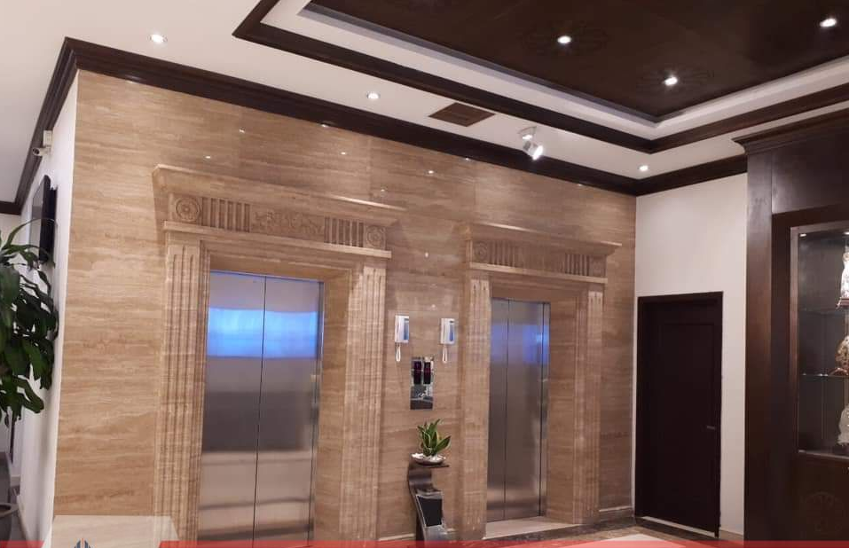  Chèn cửa tạo khe thoáng để bổ sung không khí: Khi đợi người bên ngoài đến cứu, để ngăn tình trạng ngột ngạt, khó thở do thiếu không khí, mọi người trong thang có thể dùng các vật cứng như chìa khóa để lách vào khe cửa thang máy, sau đó kết hợp dùng các vật dụng khác có kích thước lớn hơn để chèn vào khe cửa thang. Khi khe thang được hé mở, không khí tràn vào trong giúp mọi người dễ thở hơn, làm giảm nguy cơ ngất xỉu hoặc đột quỵ do thiếu không khí. Trường hợp trong thang có sóng điện thoại thì nhanh chóng gọi theo số đường dây nóng ghi trên thang để thông báo cho bộ phận kỹ thuật kịp thời đến hỗ trợ hoặc có thể gọi 114. 