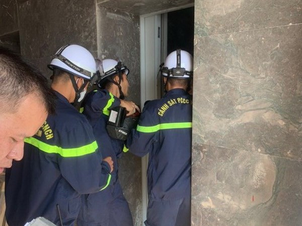  Hàng loạt người mắc kẹt trong thang máy ở chung cư. Ngày 6/9/2022, nhận tin báo xảy ra vụ kẹt thang máy tại tầng 2 tòa nhà HH1A, cụm chung cư FLC Đại Mỗ, phường Đại Mỗ, Đội Cảnh sát PCCC&amp;CHCN Công an quận Nam Từ Liêm đã báo cáo Trung tâm thông tin 114 điều động 1 xe Chỉ huy, 1 xe chữa cháy, 1 xe cứu hộ đến hiện trường. Kết quả, lực lượng chức năng đã cứu ra ngoài an toàn tất cả 10 người bị kẹt trong thang máy, là những công nhân đang hoàn thiện công trình.