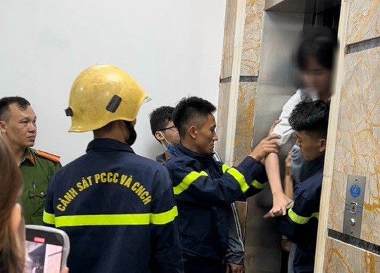 Mới đây, tối 25/5, nhận được thông tin tại nhà lô số 10, đường Phan Chu Trinh, phường Điện Biên, TP Thanh Hóa, có nhóm học sinh bị mắc kẹt trong thang máy, Phòng Cảnh sát PCCC và CNCH đã cử 8 cán bộ chiến sĩ xuống hiện trường. Chỉ sau ít phút triển khai các biện pháp nghiệp vụ, các Cảnh sát PCCC đã giải cứu thành công 4 nạn nhân, đưa các em ra ngoài an toàn.