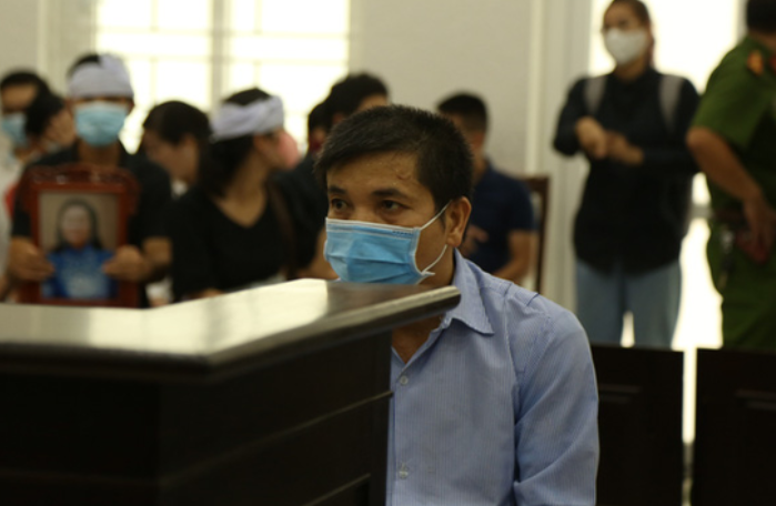  Giết vợ, chặt xác phi tang xuống sông Đuống: Ngày 1/9/2020, TAND TP Hà Nội đã đưa tuyên phạt bị cáo Đỗ Ngọc Anh (56 tuổi, huyện Đông Anh, Hà Nội) mức án tử hình về tội giết người. Ngoài ra, bị cáo Đỗ Ngọc Anh phải bồi thường trách nhiệm dân sự cho gia đình bị hại số tiền hơn 900 triệu đồng. Trước đó, do mâu thuẫn về tiền bạc, Ngọc Anh đã sát hại vợ là bà Đặng Thị H. rồi lái ô tô đưa thi thể ra cầu Đông Trù (bắc qua sông Đuống). Tại đây, đối tượng phân xác bà H. làm nhiều phần bỏ xuống sông phi tang.