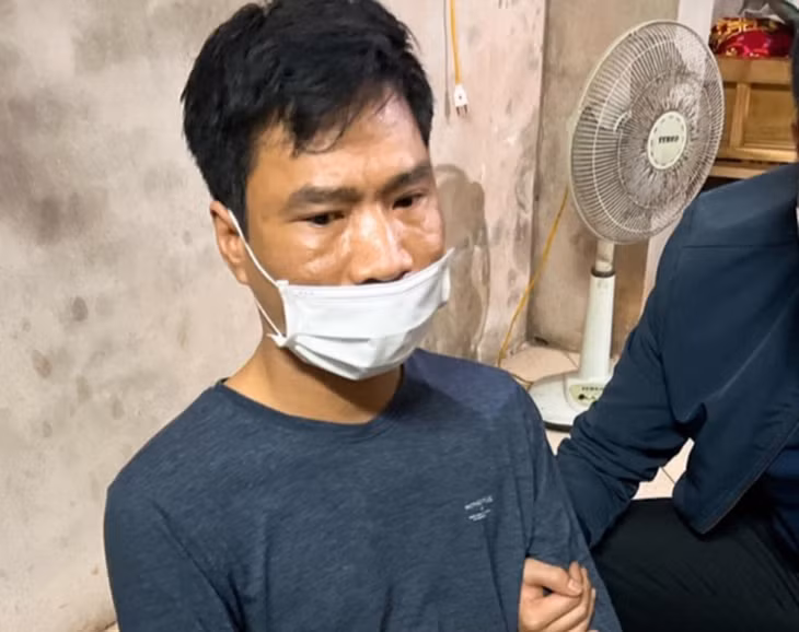  Phân xác người tình để phi tang: Ngày 23/3/2022, chị N.T.T.. (SN 1992, ngụ phường Nam Sơn, TP Tam Điệp, Ninh Bình) đến nhà chị Phạm T.T. (là chị gái của Phạm Văn Dũng) trả đồ cá nhân của Dũng. Tuy nhiên, Dũng không đồng ý, giữa hai bên xảy ra mâu thuẫn. Dũng đã dùng tay sát hại dã man chị T. rồi nằm cạnh thi thể nạn nhân.. Đến sáng hôm sau, Dũng cho thi thể vào chiếc nồi lớn rồi đi mua xăng về đốt, nhưng thấy mùi nên đã dập tắt lửa. Đến trưa 25/3, Dũng đem thi thể người tình đến phòng tắm ở tầng một phân xác bỏ vào 2 thùng nhựa rồi kéo lên tầng 2 cất trong tủ. 