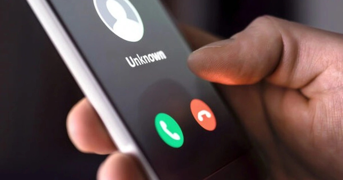 Ê chề và hoảng loạn, chị N chỉ biết khóc lóc. Xong việc, gã đàn ông lấy điện thoại gọi cho bạn tên Long đến. Tới nơi, gã bảo Long "quan hệ" tiếp với nạn nhân. Lúc này do thấy chị N khóc lóc, van xin nên Long không làm. Hai đối tượng bảo chị N lên xe, chúng sẽ đưa về TP Vĩnh Yên để lấy điện thoại. Một lần nữa, chị N. lầm lũi lên xe đi theo hai gã lưu manh. (Ảnh minh họa, nguồn Internet) 