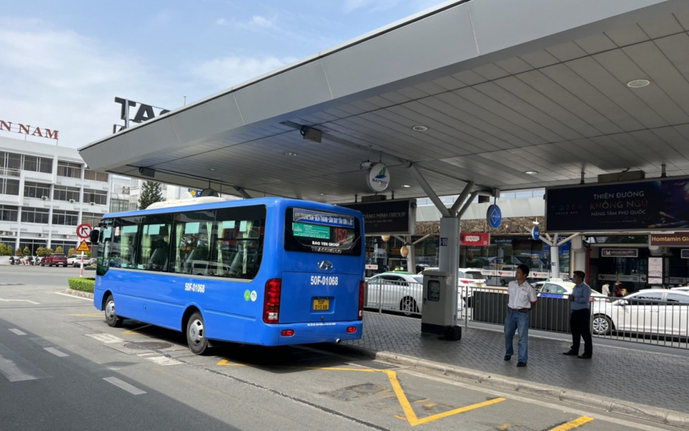 Bất chợt, tên cướp đổi ý, gã hỏi kỹ về tên tuổi, năm sinh và địa chỉ của chị N. rồi đồng ý trả máy với điều kiện chị phải đến chỗ hắn để lấy. Khấp khởi mừng, chị N. chấp thuận. Khoảng 8h ngày 14/5, gã thanh niên hẹn chị N. đứng chờ ở bến xe buýt Thanh Dã (Khai Quang, Vĩnh Yên, Vĩnh Phúc). Đợi một lúc thì chị N thấy một người đàn ông đi xe máy tiến lại. Người này cho biết mình được hai thanh niên thuê đến chở chị N về xã Kim Long (huyện Tam Dương, Vĩnh Phúc). (Ảnh minh họa, nguồn Internet) 