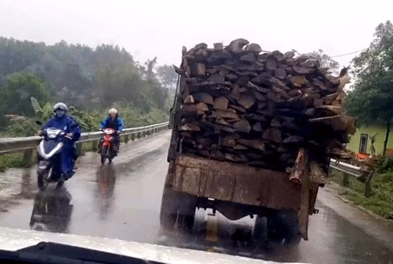  Chở hàng quá tải còn đánh võng chống đối CSGT: Ngày 15/2, tại khu vực gần cầu Thanh Đức (địa phận xã Thanh Đức, huyện Thanh Chương, tỉnh Nghệ An) Tô Hữu Sỹ (1963, trú huyện Thanh Chương) vận chuyển gỗ tạp quá chiều cao cho phép, không có bạt che đậy, nhưng khi bị lực lượng CSGT dừng xe, thông báo lỗi thì Tô Hữu Sỹ không những không chấp hành mà còn cố tình xúc phạm lực lượng làm nhiệm vụ rồi tăng ga bỏ chạy. Quá trình bỏ chạy, Sỹ còn lạng lách, đánh võng, tìm mọi cách ngăn cản lực lượng chức năng. Ngày 8/3, Sỹ bị Công an huyện Thanh Chương khởi tố, bắt tạm giam. 