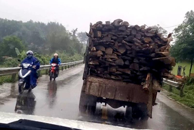  Chở hàng quá tải còn đánh võng chống đối CSGT: Ngày 15/2, tại khu vực gần cầu Thanh Đức (địa phận xã Thanh Đức, huyện Thanh Chương, tỉnh Nghệ An) Tô Hữu Sỹ (1963, trú huyện Thanh Chương) vận chuyển gỗ tạp quá chiều cao cho phép, không có bạt che đậy, nhưng khi bị lực lượng CSGT dừng xe, thông báo lỗi thì Tô Hữu Sỹ không những không chấp hành mà còn cố tình xúc phạm lực lượng làm nhiệm vụ rồi tăng ga bỏ chạy. Quá trình bỏ chạy, Sỹ còn lạng lách, đánh võng, tìm mọi cách ngăn cản lực lượng chức năng. Ngày 8/3, Sỹ bị Công an huyện Thanh Chương khởi tố, bắt tạm giam. 