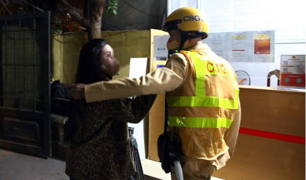 Kiểm tra nhanh tại chốt, tài xế D. được xác định vi phạm nồng độ cồn ở mức 0.093 mg/L khí thở nên tổ công tác đã yêu cầu tài xế vào chốt lập biên bản xử lý theo quy định. Lúc này, người phụ nữ đi cùng có thái độ bất hợp tác, dùng nhiều lời lẽ lăng mạ, xúc phạm CSGT, liên tục gọi cho người thân yêu cầu CSGT cho xem bảng tên, số hiệu. Tuy nhiên, tổ công tác vẫn giữ thái độ kiềm chế, bình tĩnh giải thích lỗi vi phạm cho tài xế và người nhà sau đó tiến hành lập biên bản xử lý theo quy định. Tài xế Nguyễn Văn D. sau đó bị xử phạt mức 7 triệu đồng, tước Giấy phép lái xe 11 tháng và tạm giữ ô tô 7 ngày. (Ảnh: CAND)