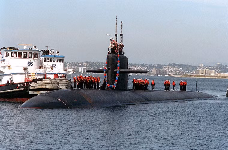 Tàu được trang bị hệ thống điện tử hiện đại gồm: hệ thống định vị thủy âm bị động BQQ-5, hệ thống định vị thủy âm phát hiện - định tầm BQS-15, radar điều khiển hỏa lực WLR-8, hệ thống định vị thủy âm chủ động - dẫn đường ngư lôi WLR-9...