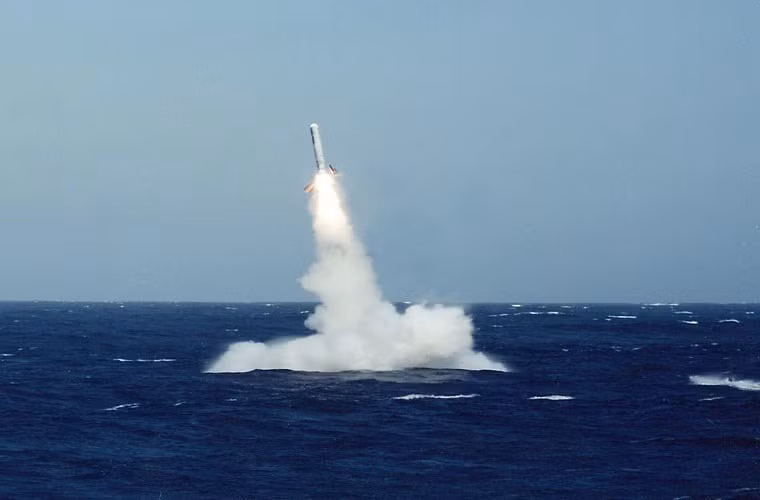 Lớp Los Angeles trang bị 12 ống phóng thẳng đứng chứa tên lửa hành trình đối đất Tomahawk Block 3 đạt tầm bắn tới 3.100km.