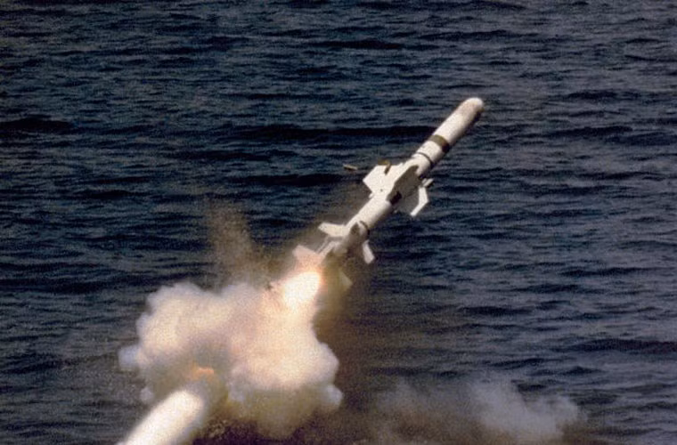 Ngoài ra, tàu ngầm Chicago cũng có thể mang phóng tên lửa hành trình chống tàu Harpoon (tầm bắn 130km), thủy lôi di động Mk67.