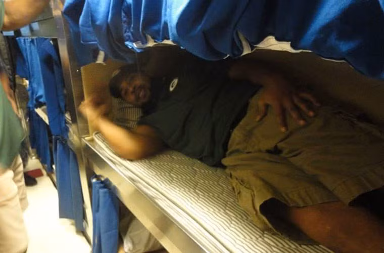 Tàu ngầm tấn công nhanh USS Chicago (SSN-721) tới Philippines với thủy thủ đoàn 135 người. Trong ảnh là góc nhỏ nghỉ ngơi của thủy thủ trên tàu.