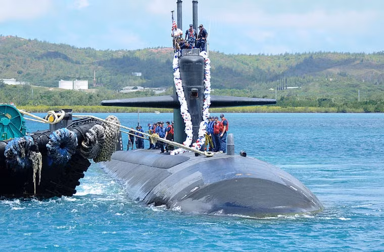 Việc tàu ngầm USS Chicago cập cảng Vịnh Subic diễn ra giữa lúc có lo ngại ngày càng tăng về việc Trung Quốc mưu toan biến bãi cạn Scarborough thành căn cứ quân sự. Hồi đầu tuần này, các quan chức Philippines nói với tờ Wall Street Journal rằng họ sợ Trung Quốc sẽ lại bồi đắp, biến bãi cạn Scarborugh thành “đảo nhân tạo” và sau đó quân sự hóa.