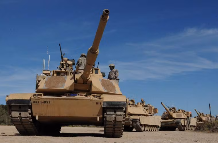 Xe tăng chiến đấu chủ lực M1 Abrams nổi bật là cỗ máy ngốn nhiên liệu với động cơ tuốc bin khí 1.500 mã lực AGT1500C, đổi lại nó đem tới sự cơ động tốt cho cỗ tăng nặng gần 70 tấn này. Ngoài ra, M1 có ưu điểm sở hữu hệ thống điều khiển hỏa lực hiện đại, giáp bảo vệ tiên tiến, pháo 120mm mạnh mẽ...