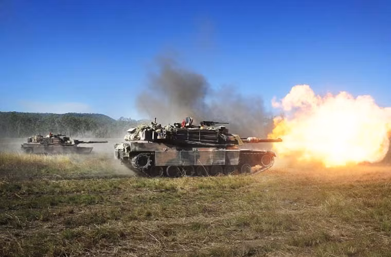 M1 Abrams nặng đến 67 tấn, dài 9,77m, rộng 3,66m, kíp lái 4 người. Phần thân và tháp pháo dùng công nghệ giáp Chobham tuyệt mật của Anh kết hợp giáp tăng cường Uranium nghèo. Hỏa lực gồm pháo 120mm M256 cùng đại liên 12,7mm và 7,62mm.