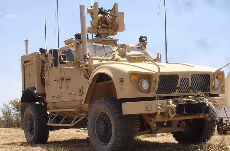 Xe bọc thép kháng mìn M-ATV có khả năng đối phó hiệu quả với thiết bị nổ tự tạo (M-ATV) mà phiến quân nổi dậy thường xuyên sử dụng trong nhiều năm qua. Ngoài ra, nó được trang bị giàn vũ khí rất hữu hiệu gồm: súng máy 7,62mm M240; súng phóng lựu 40mm Mk 19; đại liên 12,7mm M2 hoặc tên lửa chống tăng TOW.
