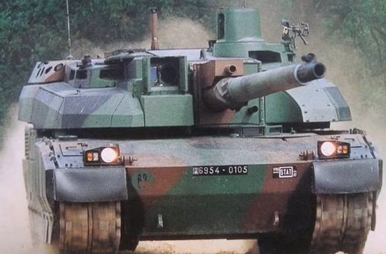 Hỏa lực của Leclerc cũng thuộc hàng "không phải dạng vừa đâu" với pháo chính 122mm có thể bắn liên tục đến 12 phát/phút, bắn chính xác mục tiêu di động...