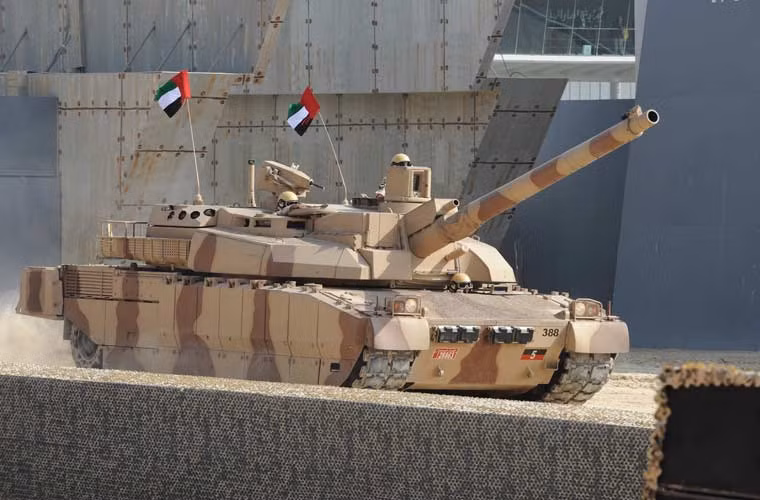 Trong số các hệ thống vũ khí tối tân đang hành quân tới Aden, xe tăng Leclerc của UAE thuộc hàng "khủng" nhất. Đây là loại xe tăng công nghệ cao, giá cực đắt do hãng GIAT Industries sản xuất cho Quân đội Pháp và dùng để xuất khẩu. Quân đội UAE hiện có trong biên chế 388 xe tăng Leclerc cùng 46 chiếc xe cứu kéo dùng chung khung gầm.
