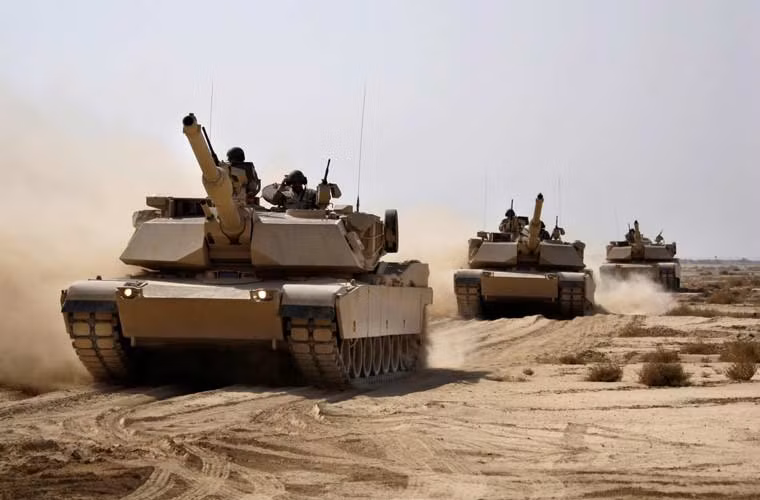 Không thua kém UAE, Ả-Rập Xê-Út cũng đưa tới Yemen loại vũ khí tối tân không kém – xe tăng chiến đấu chủ lực M1 Abrams do Mỹ sản xuất. Quân đội Ả-Rập Xê-Út hiện được trang bị khoảng 373 chiếc Abrams sắp được nâng cấp lên chuẩn M1A2S.