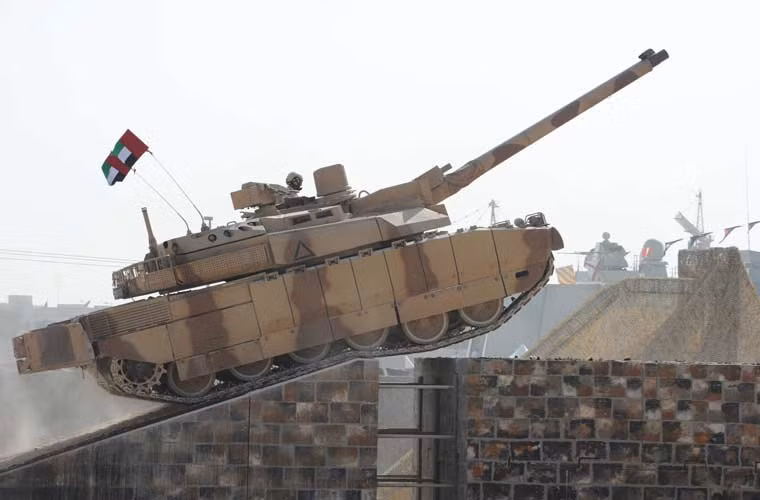 Xe tăng Leclerc của UAE có trọng lượng 54,5 tấn, dài 9,87m, rộng 3,71m, cao 2,53m. Chiếc xe được trang bị hệ thống phòng vệ cực kỳ an toàn cấu thành từ vật liệu thép, titanium và đặc biệt là công nghệ giáp phản ứng nổ NERA (khác với ERA ở chỗ nó không có chất nổ đặt bên trong). Đó là chưa kể, Leclerc là một trong số ít xe tăng trên thế giới trang bị hệ thống với hệ thống chiến đấu FINDERS đảm bảo tăng cường khả năng chiến đấu bằng máy móc.