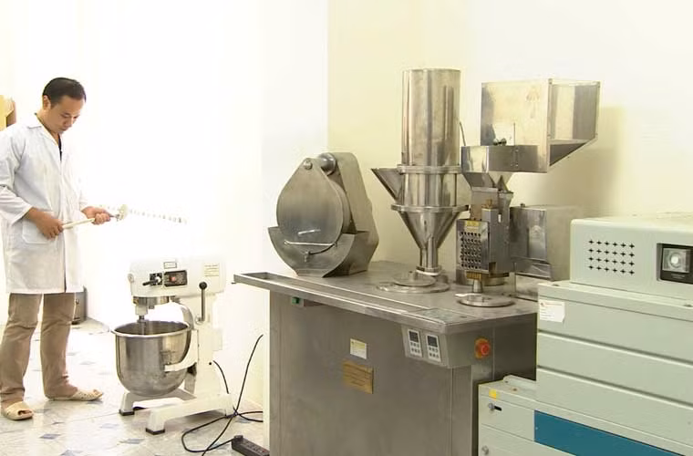 Gần đây, Viện khoa học công nghệ Bộ Quốc phòng đã sản xuất thử nghiệm thành công khẩu phần ăn phục vụ lực lượng làm nhiệm vụ đặc biệt. Loại khẩu phần ăn đặc biệt này có ưu điểm là hàm lượng đạm cao, cung cấp đủ nhiệt lượng cho cơ thể hoạt động, bảo đảm vệ sinh an toàn thực phẩm, gọn, nhẹ, dễ vận chuyển và sử dụng được trong mọi điều kiện thời tiết. Ảnh: Một khâu trong quy trình công nghệ chế thử sản phẩm khẩu phần ăn dạng tuýp.