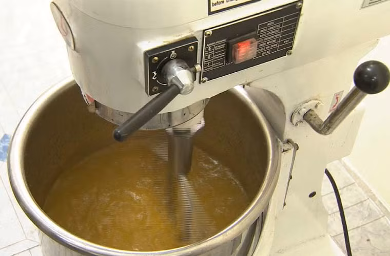 Ở nước ta, trong tương lai, nếu đưa khẩu phần ăn nhanh phục vụ bộ đội sẽ giúp người lính tăng thời gian tác nghiệp, cơ động hiệu quả hơn mà không bị gián đoạn tiến trình thực hiện nhiệm vụ. Ảnh: Ứng dụng công nghệ chế biến hiện đại nên sản phẩm rất đảm bảo vệ sinh và cho độ an toàn cao khi sử dụng.