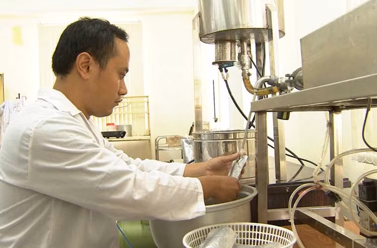 Đưa sản phẩm vào túi bảo quản.