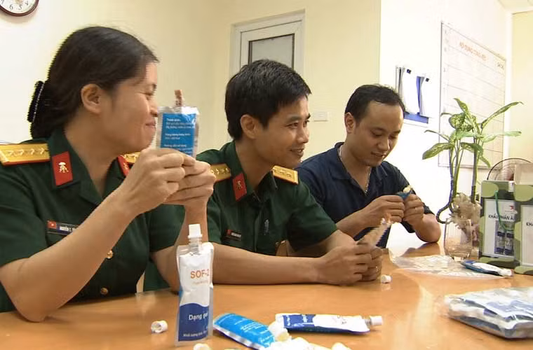 Cán bộ, nhân viên của viện thử sản phẩm do chính tay làm ra.