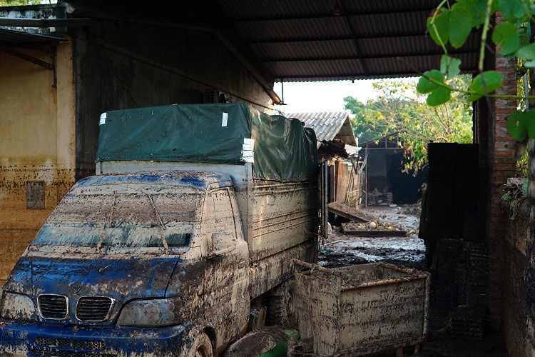 Rớt nước mắt nhìn trang trại gà mất trắng hàng chục tỷ sau lũ - Hình 5 Rot nuoc mat nhin trang trai ga mat trang hang chuc ty sau lu-Hinh-5