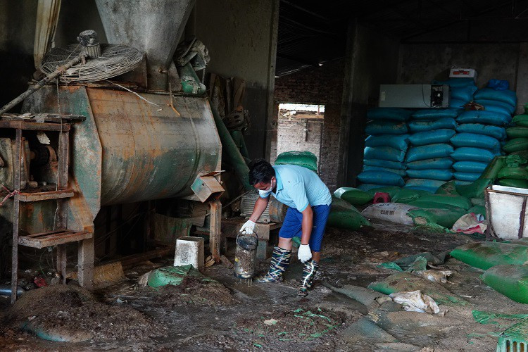 Rớt nước mắt nhìn trang trại gà mất trắng hàng chục tỷ sau lũ - Hình 6 Rot nuoc mat nhin trang trai ga mat trang hang chuc ty sau lu-Hinh-6