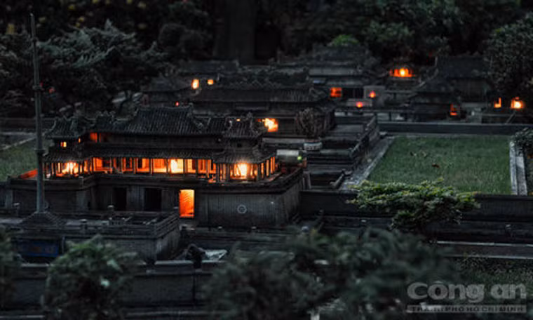 Kinh thành Huế thu nhỏ ở Sài Gòn huyền áo dưới ánh đèn đêm. Ảnh Hoàng Sơn/CAO.