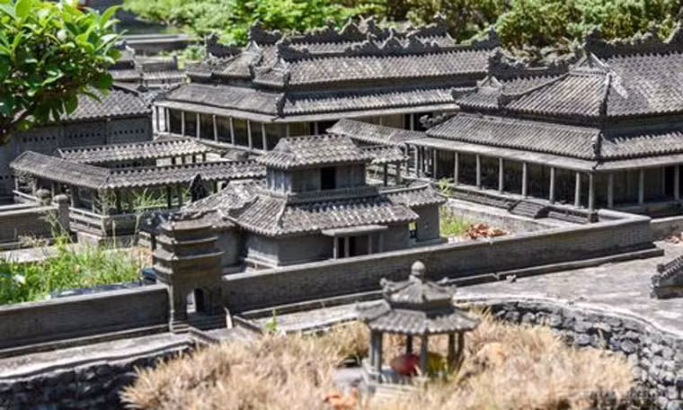Các công trình của Cố đô Huế thu nhỏ tỷ lệ 1/700 với nhiều chi tiết được thiết kế, điêu khắc như thật. Ảnh Hoàng Sơn/CAO.