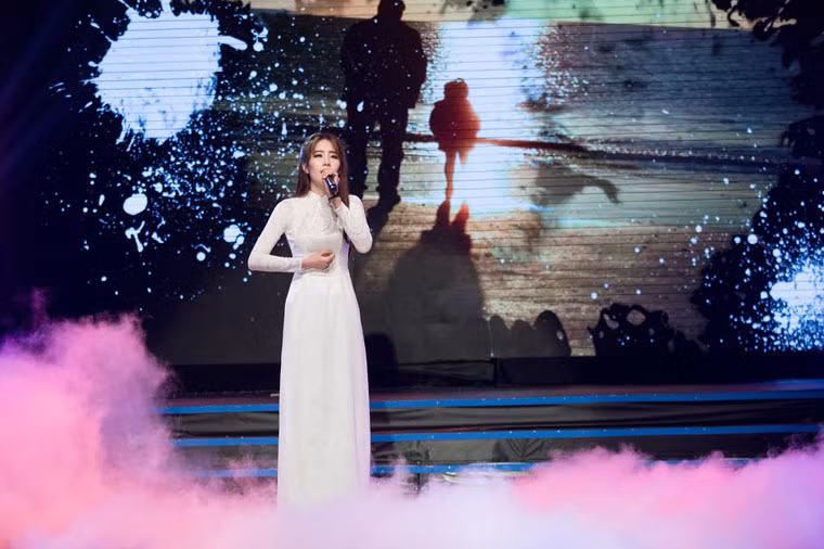 Trong bộ áo dài trắng thướt tha, hoa khôi Nam Em đã có phần giao lưu rất tự nhiên cùng MC Xuân Hiến. Cô cho biết, dù mới hơn 20 tuổi nhưng mình đã trải qua rất nhiều cung bậc của cảm xúc.