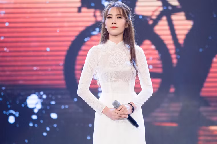 “Giá như còn cha ở trên đời” là một bài hát cực kỳ xúc động mà Nam Em đã viết lên từ chính cảm xúc và những năm tháng cô bị sốc vì sự qua đời đột ngột của cha mình. Chính vì thế, khi hát ca khúc này, Nam Em đã quá xúc động và nghẹn ngào trong từng câu hát.